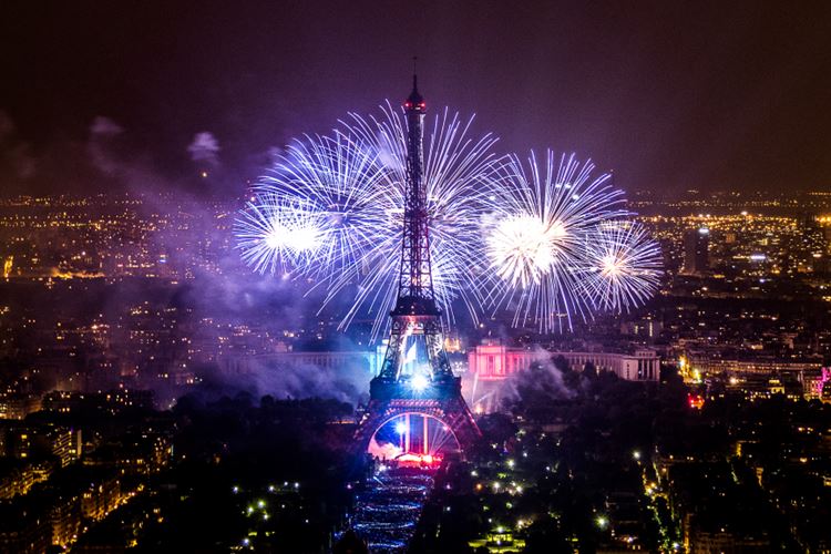 Paříž s ohňostrojem na Den Bastily