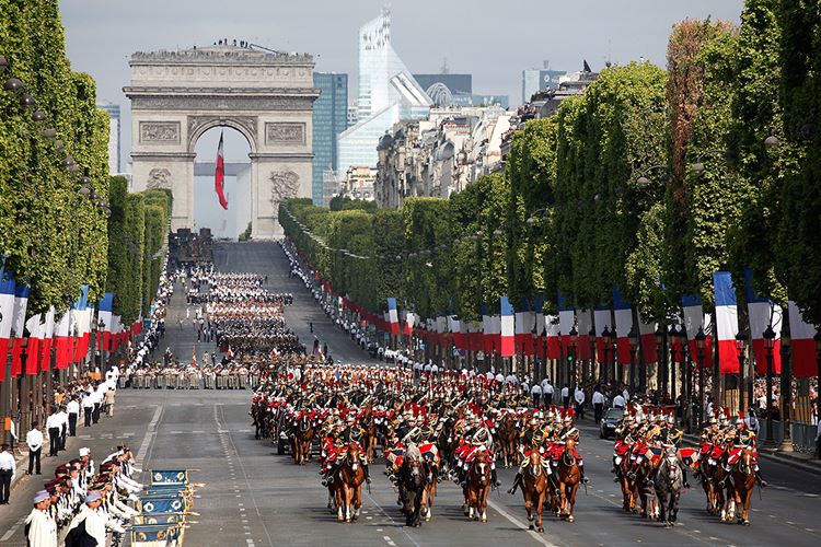 Den Bastily - slavnostní přehlídka na Champs Elysées